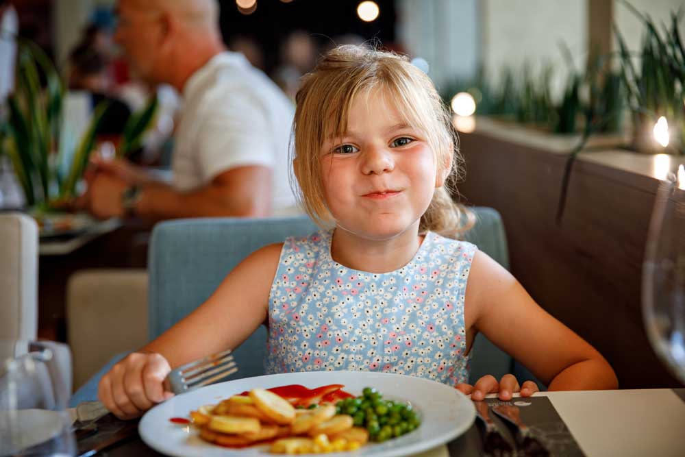 kleines Mädchen im Restaurant - familyfriendly