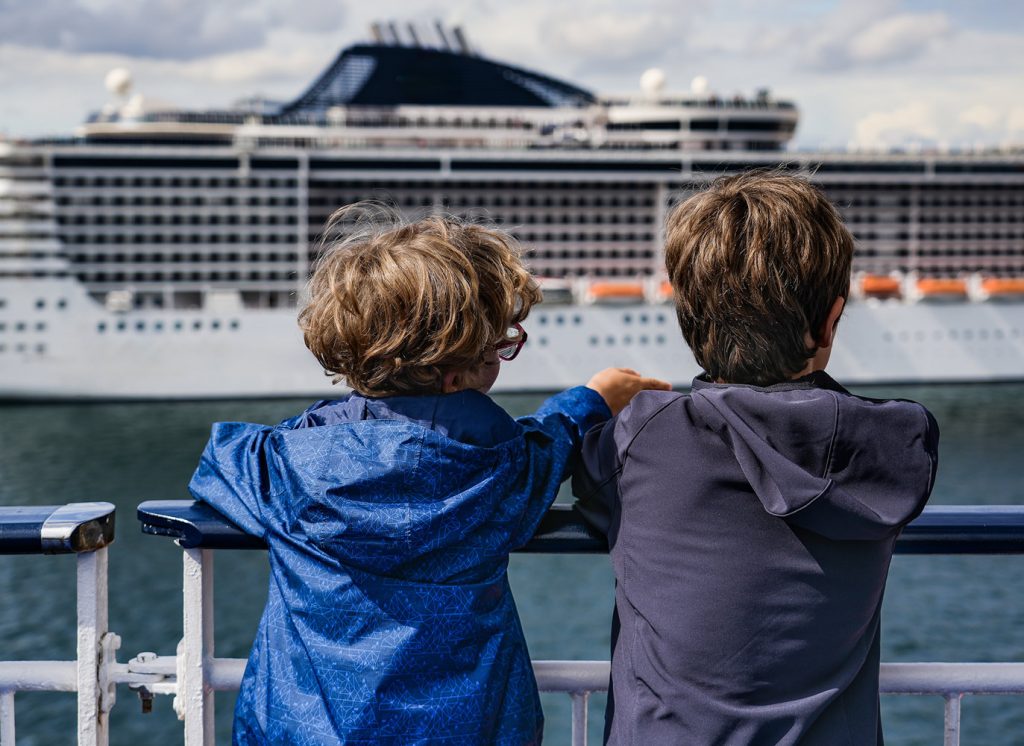 Kind auf dem Deck einer Fähre